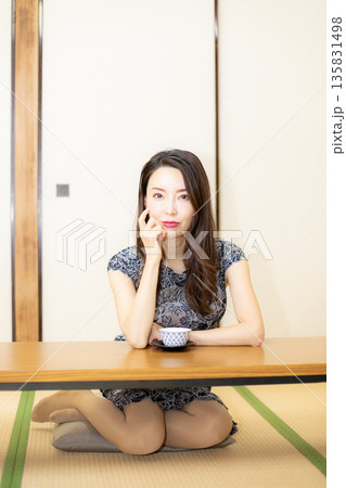 和風旅館と美人女性 135831498