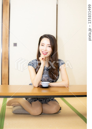 和風旅館と美人女性 135831499