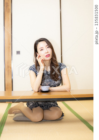 和風旅館と美人女性 135831500