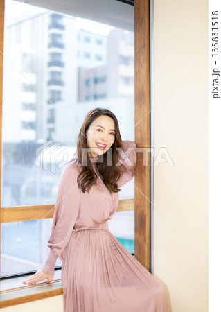 和風旅館と美人女性 135831518
