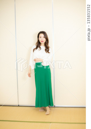 和風旅館と美人女性 和風旅館と美人女性 135831552