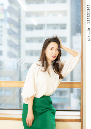 和風旅館と美人女性 和風旅館と美人女性 135831565