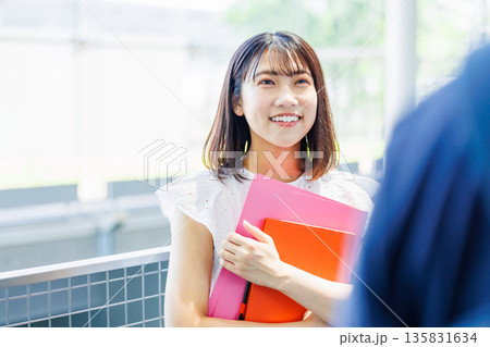 男女の大学生、専門学生、キャンパス 男女の大学生、専門学生、キャンパス 135831634