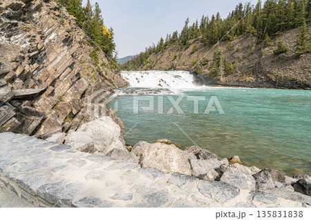カナダ・バンフ国立公園のボウ滝と特徴的な岩の地層 135831838