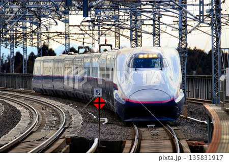 ベテランの走り…E2系新幹線　東北新幹線・那須塩原駅 135831917