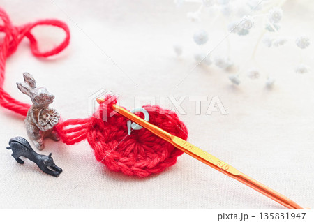 編み物イメージ　ハートの小物入れ 135831947