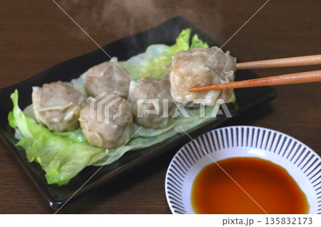 熱々の焼売 135832173