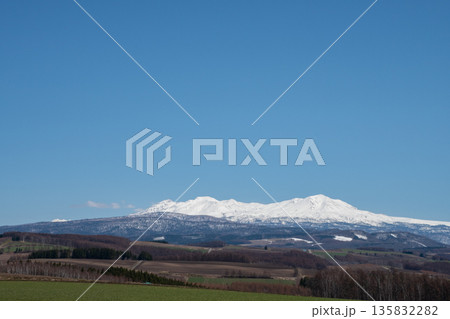 春の晴れた日の畑作地帯と雪山 大雪山 春の晴れた日の畑作地帯と雪山 大雪山 135832282
