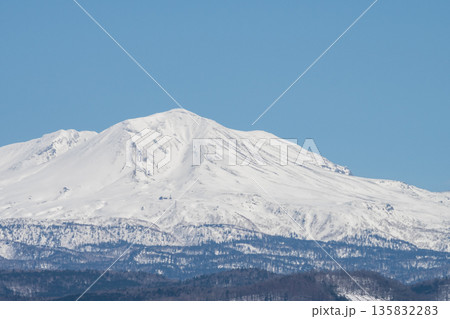 春の晴れた日の雪山の山頂　大雪山 135832283