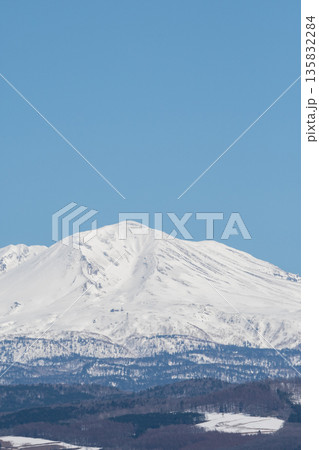 春の晴れた日の雪山の山頂　大雪山 135832284