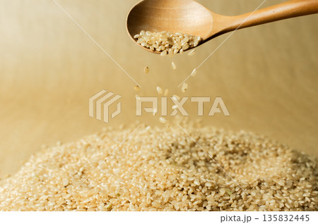 木のスプーンから溢れるお米 135832445