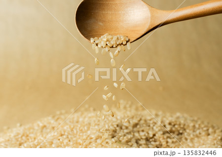 木のスプーンから溢れる玄米 木のスプーンから溢れる玄米 135832446