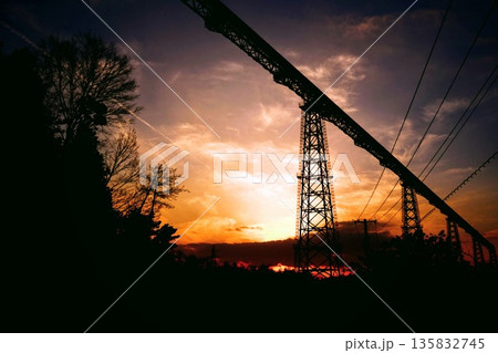 「夕日と巨大建造物 135832745