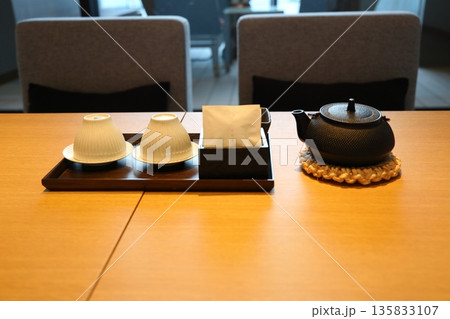 南部鉄器の茶釜とお猪口と茶菓子 高級ホテルのアメニティ 135833107