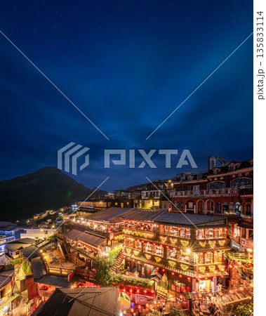 台湾・九份の幻想的な夜景　ライトアップされた阿妹茶樓とレトロな街並み 135833114