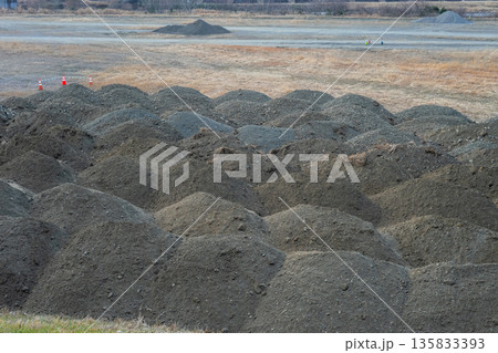 河川工事現場 河川敷と残土の山 河川工事現場 河川敷と残土の山 135833393