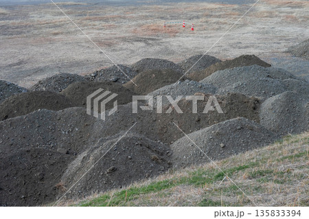 河川工事現場 河川敷と残土の山 河川工事現場 河川敷と残土の山 135833394