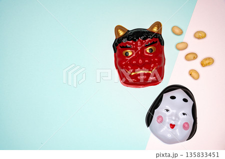 鬼の面とおかめの面と大豆を並べた物撮り 135833451