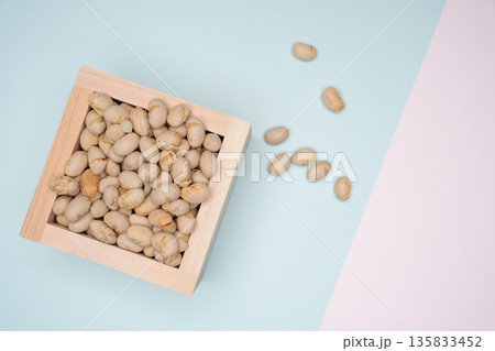木枡に入った大豆と散らばる豆を俯瞰で撮影 135833452
