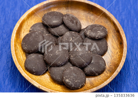 青背景と製菓用チョコ 手作りお菓子の素材 青背景と製菓用チョコ 手作りお菓子の素材 135833636