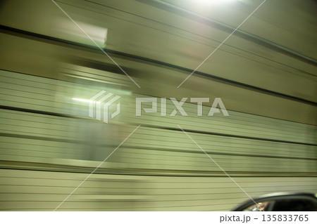 高速道路のトンネル内 135833765