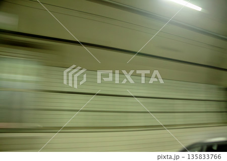 高速道路のトンネル内 135833766