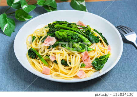 菜の花とベーコンのパスタ 春野菜を使ったスパゲッティ 135834130