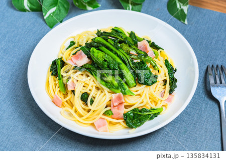 菜の花とベーコンのパスタ 春野菜を使ったスパゲッティ 135834131