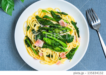 菜の花とベーコンのパスタ 春野菜を使ったスパゲッティ 菜の花とベーコンのパスタ 春野菜を使ったスパゲッティ 135834132