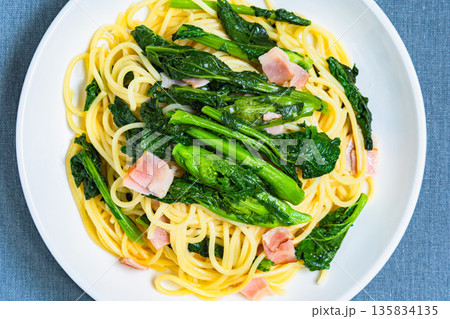 菜の花とベーコンのパスタ 春野菜を使ったスパゲッティ 菜の花とベーコンのパスタ 春野菜を使ったスパゲッティ 135834135