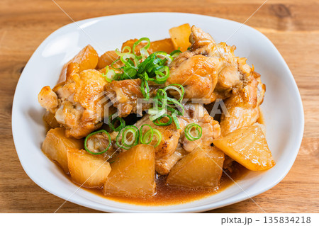 手羽元と大根の煮物 135834218
