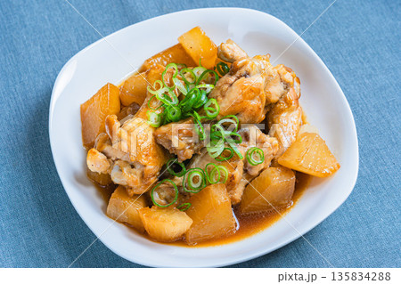 手羽元と大根の煮物 135834288