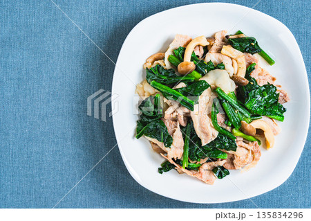 ほうれん草と豚肉の味噌炒め 135834296
