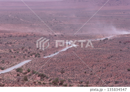 モニュメントバレーの砂嵐の砂塵舞うバレードライブ 135834547
