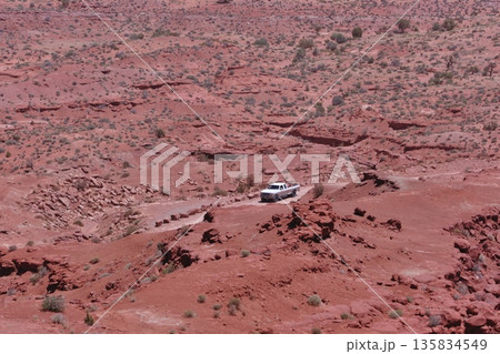 モニュメントバレーのバレードライブを走るピックアップトラック 135834549