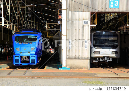 小倉総合車両センターで並ぶ883系特急「ソニック」と元東京臨海高速鉄道70-000形電車 135834749
