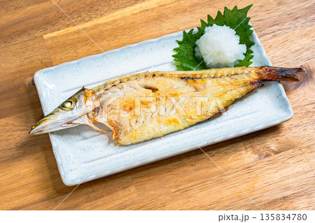 カマスの塩焼き 大根おろしと大葉を添えた和食の焼き魚 135834780