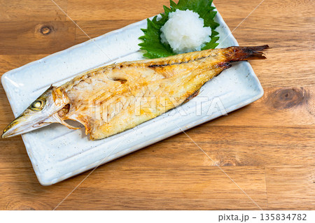 カマスの塩焼き 大根おろしと大葉を添えた和食の焼き魚 135834782