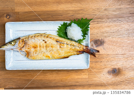 カマスの塩焼き 大根おろしと大葉を添えた和食の焼き魚 135834786