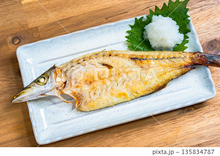 カマスの塩焼き 大根おろしと大葉を添えた和食の焼き魚 カマスの塩焼き 大根おろしと大葉を添えた和食の焼き魚 135834787