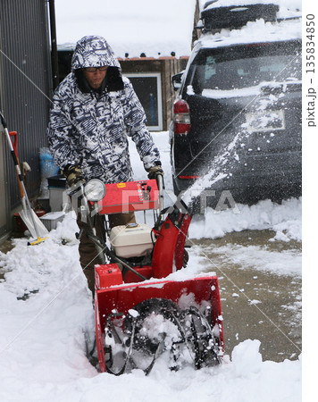 除雪機で除雪する男性 除雪機で除雪する男性 135834850