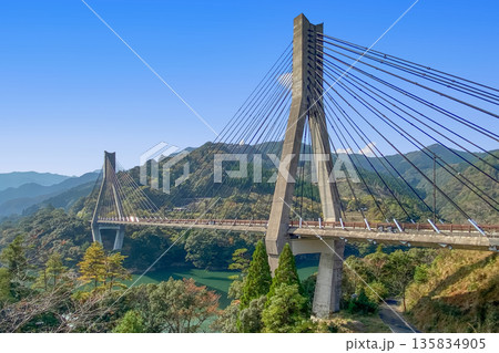 佐伯市うめの唄げんか大橋と紅葉 佐伯市うめの唄げんか大橋と紅葉 135834905