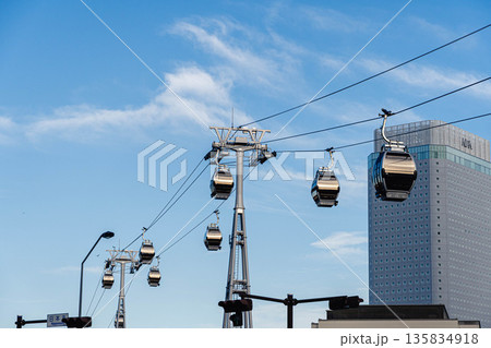 横浜桜木町の都市風景　ロープウェイ 135834918