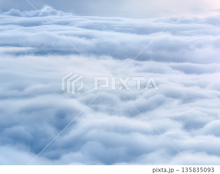上空の雲海 空撮 135835093