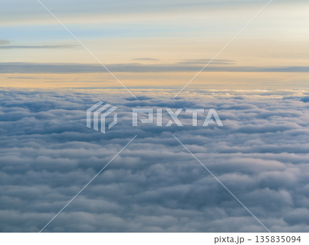 上空の雲海と夕空 空撮 135835094