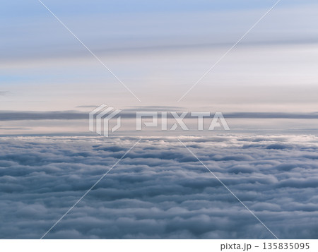 上空の雲海と夕空 空撮 135835095