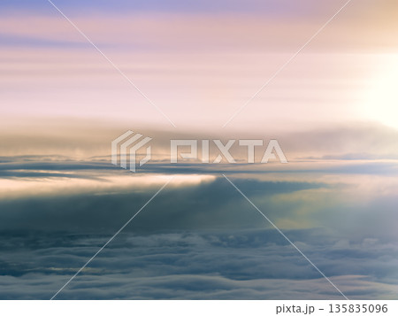 上空の雲海と夕空 空撮 135835096