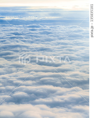 上空の雲海 空撮 上空の雲海 空撮 135835101