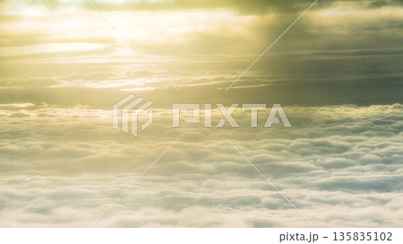 夕陽に輝く雲海 空撮 135835102