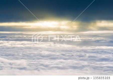 夕陽に輝く雲海 空撮 夕陽に輝く雲海 空撮 135835103